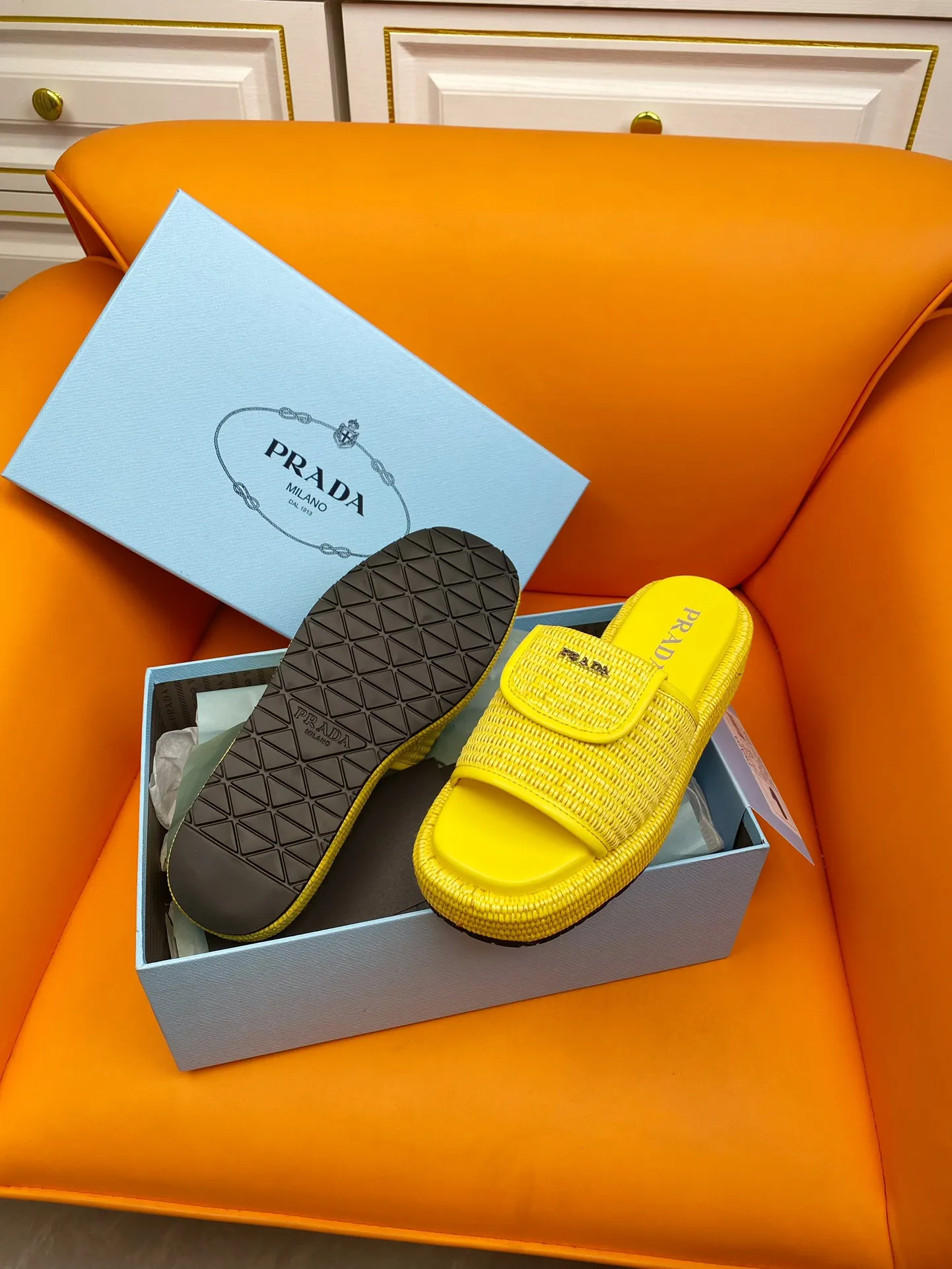 👟👟Ex-factory price 520👟👟 PRADA 2024ss raffia woven slippers This year's popular straw series, lazy people's must-have slippers are so good-looking on the feet. The whole pair of shoes is light, comfortable and bright colors meet the various choices of fashionable people of different styles! Original custom-made raffia Sheepskin lining 1:1 open mold outsole Size number: 35-39 (40 customizations are not returnable)